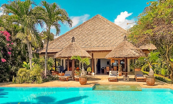 Lokapaksa Villa | Villa Bidadari, beachfront, 3 Bedrooms w/ensuite baths, private pool and staff