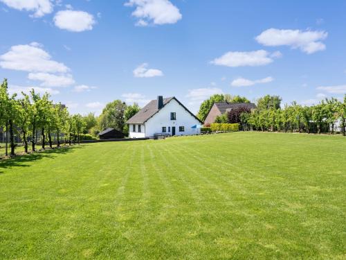 Borgloon Villa | Villa Borgloon with Blossom Views and Jacuzzi