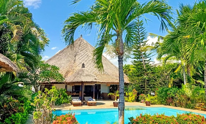 Lokapaksa Villa | Villa Cahaya, beachfront, 2 Bedrooms w/ensuite baths, private pool fully staffed