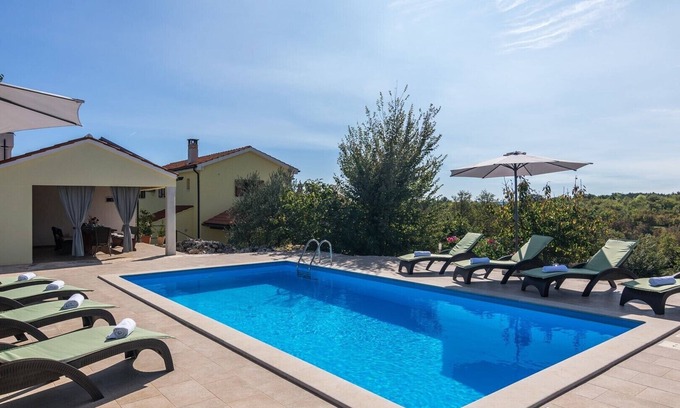 Makovci Villa | Villa Casa Ida is a charming retreat with pool in Istria with authentic building elements, lavish appearance and comfortable furnishing with the capacity of 8 beds.