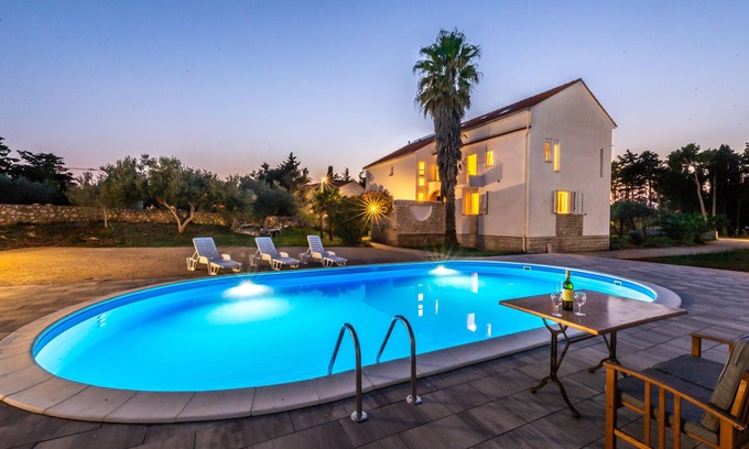 Zrce Villa | Villa Christina for up to 17 people - with pool, max. capacity 30 people