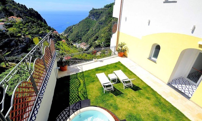 Pontone House | Villa Clarice D, fully refundable with voucher*: An elegant and modern studio apartment in a quiet position, located on a hillside above the sea, with Free WI-FI.