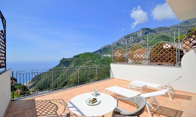 Pontone House | Villa Clarice G: A bright and sunny studio apartment in a quiet position, located on a hillside above the sea, with Free WI-FI.