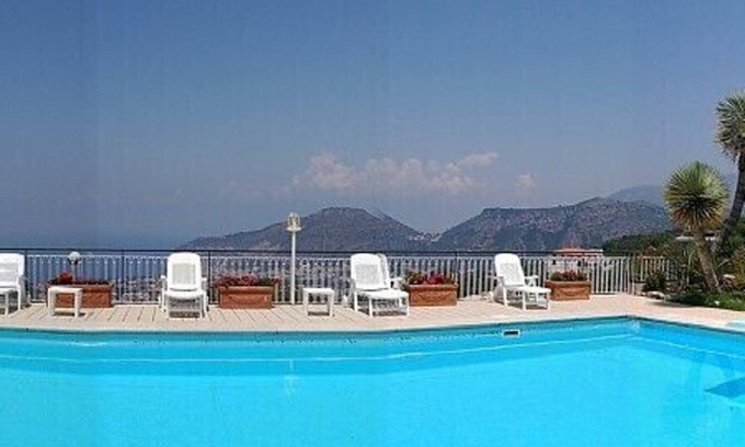 Colli di Fontanelle House | Villa Crispina B: A cozy apartment that is part of a villa with a view of the sea and of the Bay of Naples.