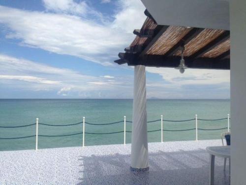 Santo Stefano di Camastra Villa | Villa Delfino Blu con accesso diretto al mare dalla scogliera e privacy impagabile.