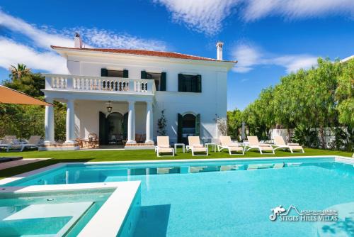 Sitges Villa | Villa De Los Leones in heart of Sitges by Beach and Town with A/C and Games