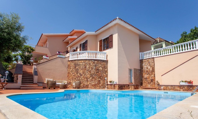 Luddui House | Villa delle Rose with sea view, Wi-Fi, air conditioning, swimming pool, garden, balcony and terrace