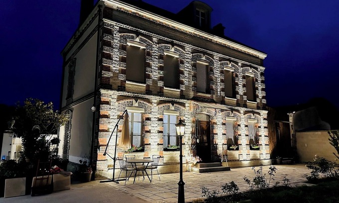 Dierrey-Saint-Pierre Bed & Breakfast | Villa des Cortins swimming pool and SPA area, free WiFi 20 min from Troyes.