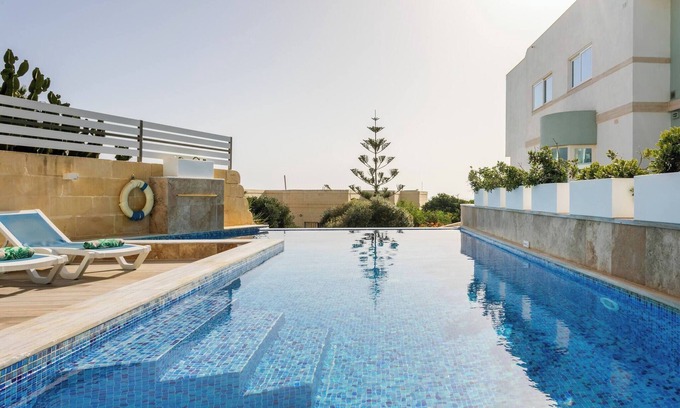 San Tumas Villa | Villa Dorado with Pool, Sauna, Jacuzzi, Gym & more