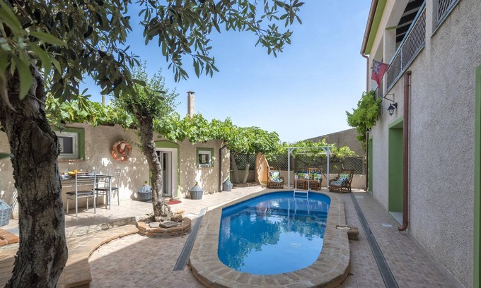 Tergu Villa | Villa 'Endeavour' with Mountain View, Private Pool and Wi-Fi
