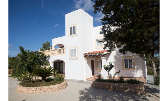 Cala de Bou Villa | Villa Can Vincent is a large villa and pool located on the outskirts of San Antonio Bay