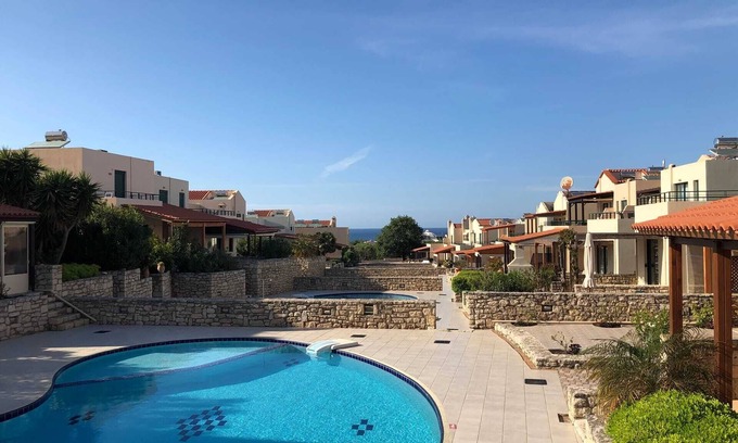 Asprouliani Apartment | Villa Evgenia︱A Plain Lodge w/Pool in the Village