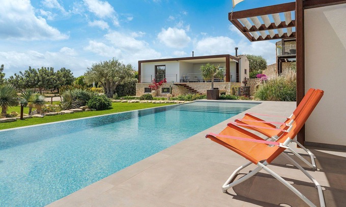 Rosolini Villa | Villa for 12 with Pool, A/C, Garden