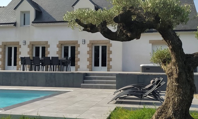 Kerherou Villa | Villa for 8 people with swimming pool and jacuzzi in a quiet seaside location