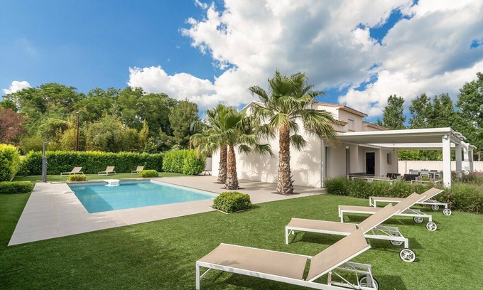 Saint-Genies-de-Fontedit Villa | Villa w/Palm Trees & Pool