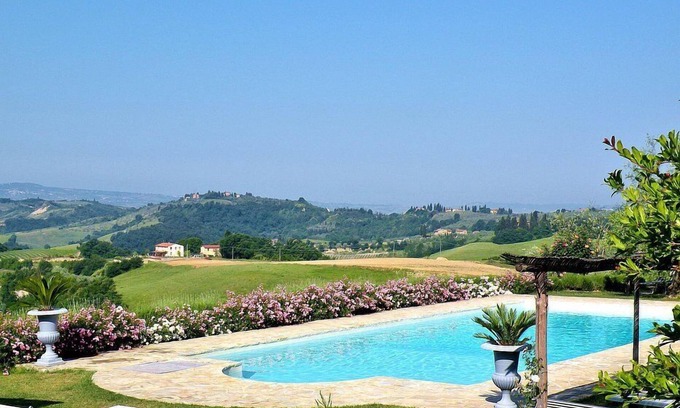 Certaldo House | Villa Gilia C: A characteristic and welcoming two-story apartment that is part of a villa surrounded by the greenery, with Free WI-FI.