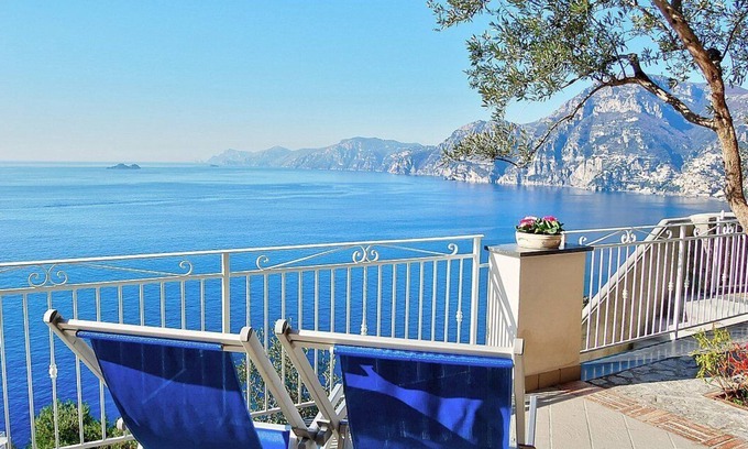Praiano House | Villa Gisella A: A bright apartment which faces the sun and the sea, with Free WI-FI.
