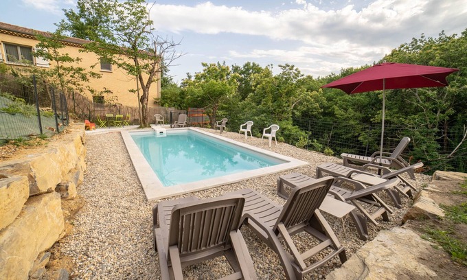Vesseaux Villa | Villa 'Gite Les Bouches Rouges' with Mountain View, Wi-Fi and Air Conditioning
