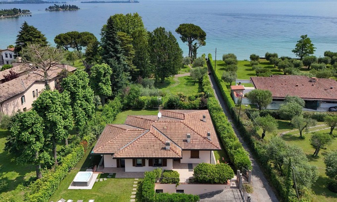 Manerba del Garda House | Villa Giulia- near the lake with whirlpool and private access to the beach.