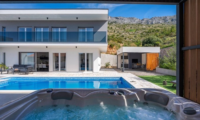 Duce Villa | Villa Hill with private 32sqm heated pool and hydro-massage, 4 en-suite bedrooms, 200m from sandy the beach