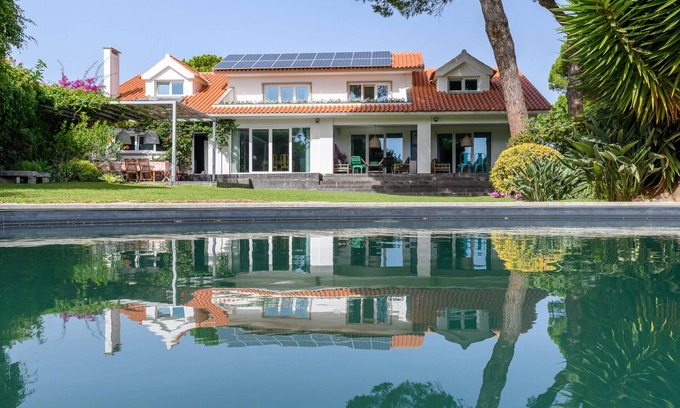 Cascais House | Villa in Cascais with daily housekeeping 4 hours/day. Private pool and garden