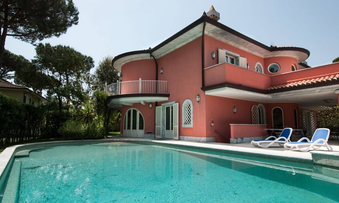 Forte dei Marmi Villa | Villa in Forte Dei Marmi with 5 bedrooms sleeps 10