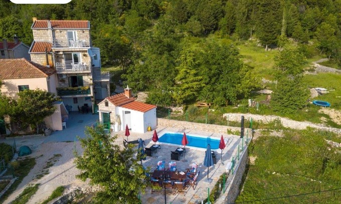 Srida sela Villa | Villa in Tučepi with Pool near Seabeach