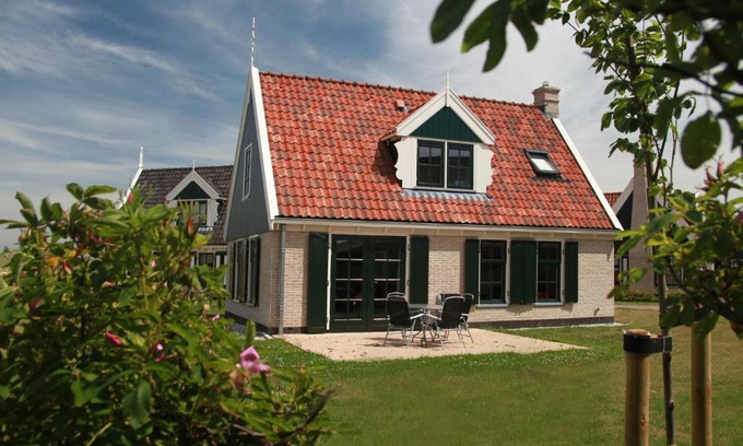 Hippolytushoef Villa | Villa in Wieringer Style with Garden