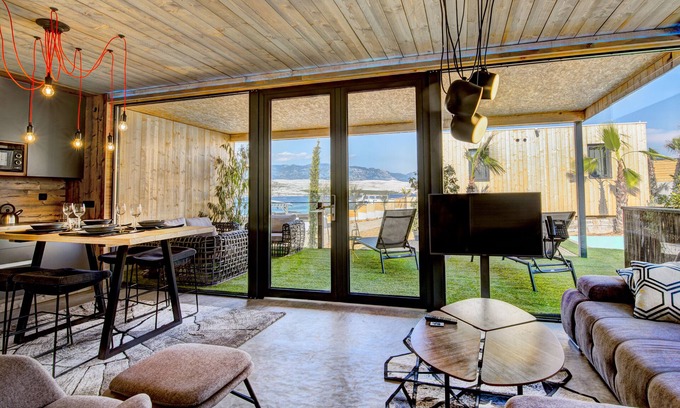 Zrce Villa | Villa in Zrce, close to the beach, water sports, festival, party, free wifi, up to 6 people.