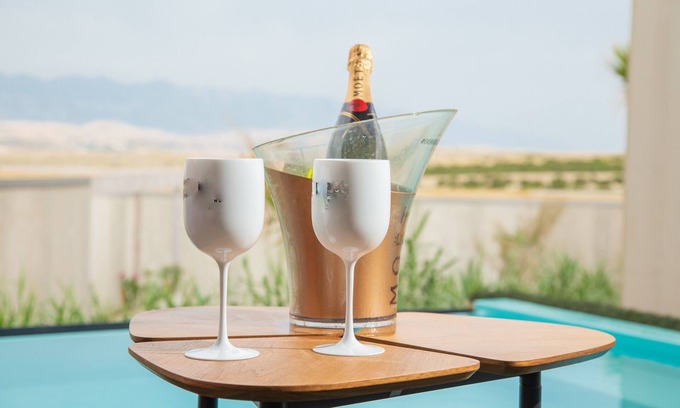 Zrce Villa | Villa in Zrce, close to the beach, water sports, festival, party, free wifi, up to 6 people.