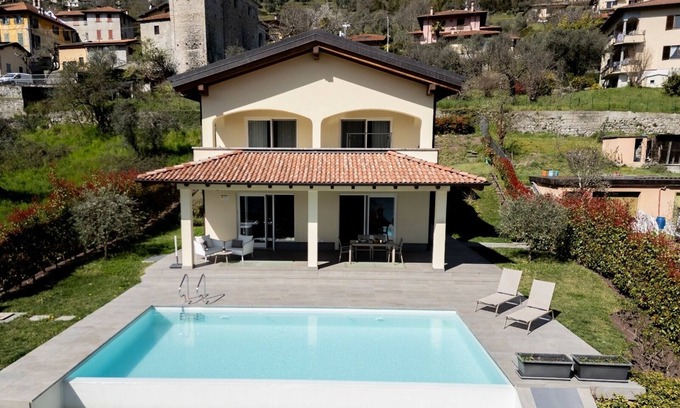Azzano Villa | Villa Incanto a spectacular Villa with view of the lake and mountains