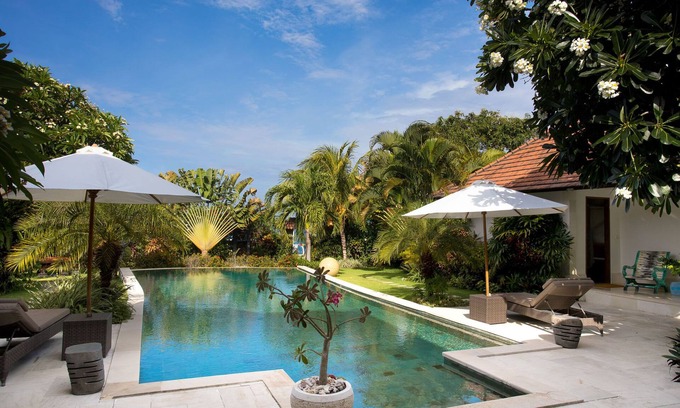 Bunutan Villa | Villa Indah Sekali - private oceanfront property with tropical garden