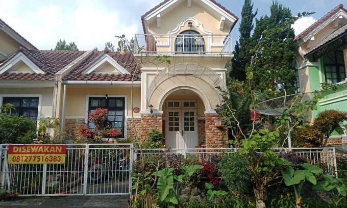 Cipanas Villa | Villa kota bunga 3 kamar full Wifi bersih rapi
