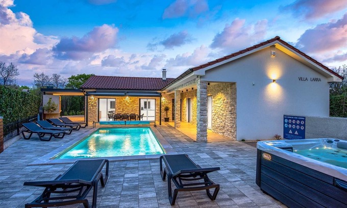 Gostinjac Villa | Villa Larra with heated pool & Jacuzzi