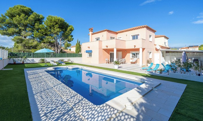 Les Tres Cales Villa | Villa "Las Palmeras" with Pool, Balcony & Wi-Fi