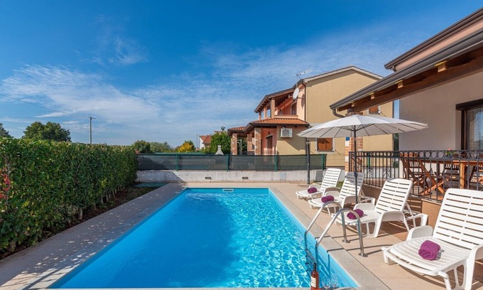 Nova Vas Villa | Villa Leonie with Private Pool and garden