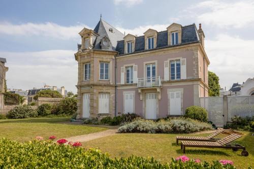 Saint-Regnobert-de-la-Cote-de-Nacre Apartment | Villa Les Hirondelles - Appartement avec Jardin Front de mer