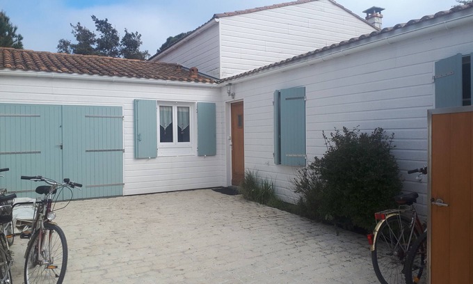 La Couarde-sur-Mer House | Villa 'Les Oyats' with Shared Terrace, Private Garden and Wi-Fi