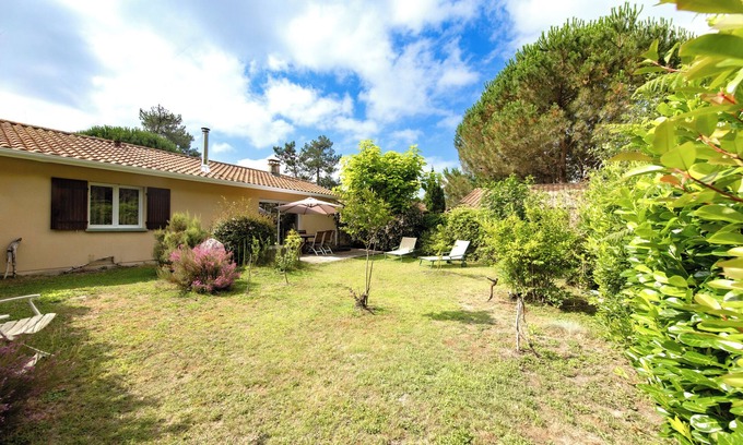Andernos-les-Bains Villa | Villa 'Maison Calme Et Vue Forêt' with Private Terrace and Wi-Fi