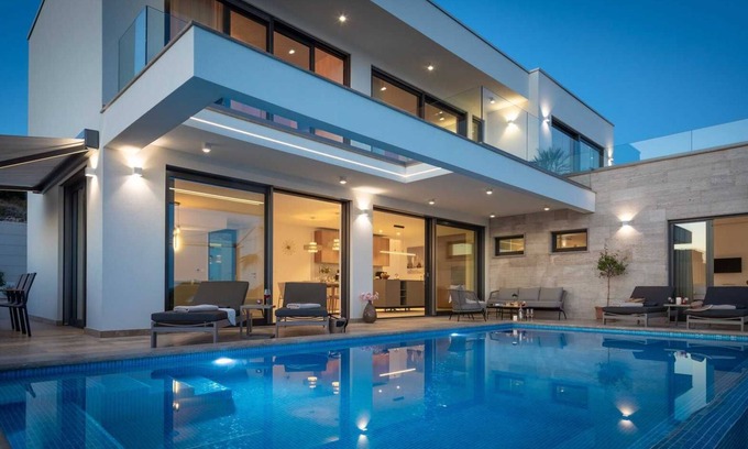 Businci Villa | Villa Maxime with Heated Pool