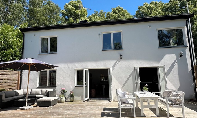 Nasbypark House | Villa med perfekt läge - bo nära havet, butiker och nå Stockholm city på 20 min.