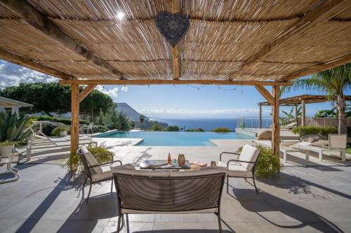 Ricadi Villa | Villa Michaela con piscina privata e vista mare