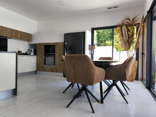 Montfavet Villa | Villa moderne climatisée, piscine billard jacuzzi