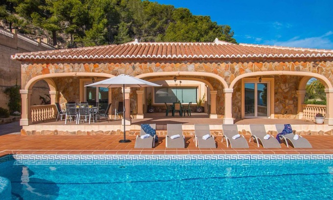 Empedrola Villa | Villa Noa - PlusHolidays