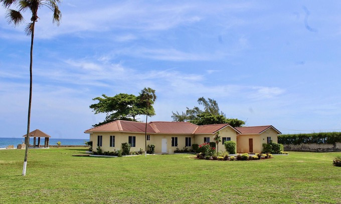 Discovery Bay Villa | Villa Oasis: Modern/Private Beach/Oceanfront