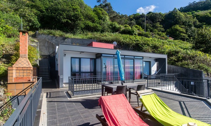 Porto Moniz House | Villa Ocean View by near the natural swimming pool of Porto Moniz, in Madeira