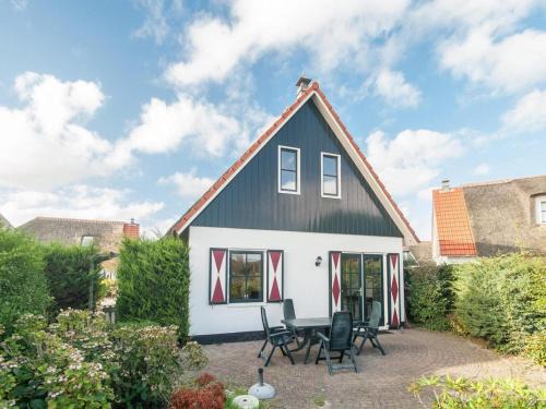 Callantsoog Villa | Villa on Water with Buitenplaats Views
