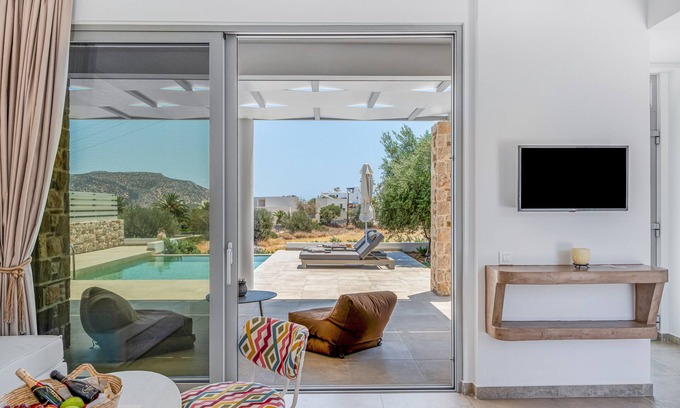 Menetai Villa | Villa 'Orelia Luxury Superior' with Private Pool, Wi-Fi and Air Conditioning