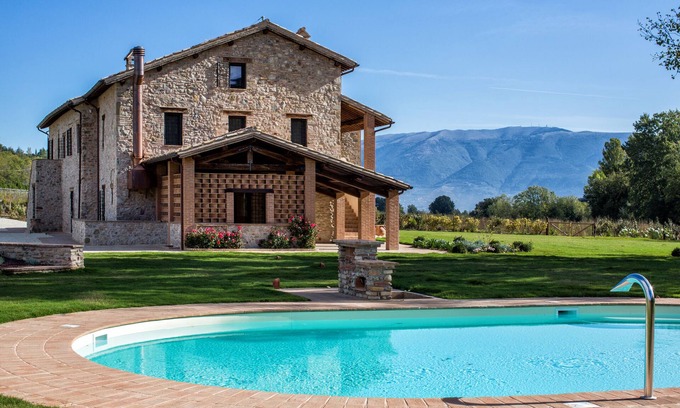 San Brizio Villa | Villa Rovicciano, sleeps up 20. Luxury, heatable pool, lift, breakfast included