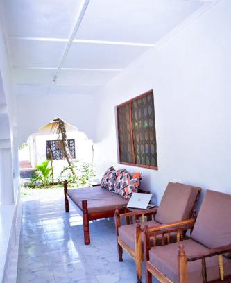 Kilifi Apartment | Villa's - Beach 2 km, Wifi, SmartTV, Parking - by Mango Tree Cottages Kilifi
